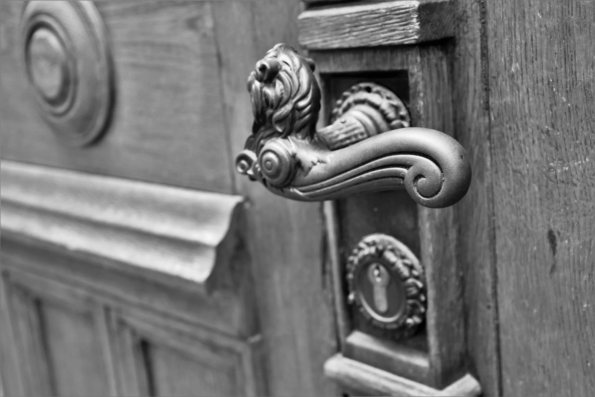 door-handle-3388259_1920.jpg