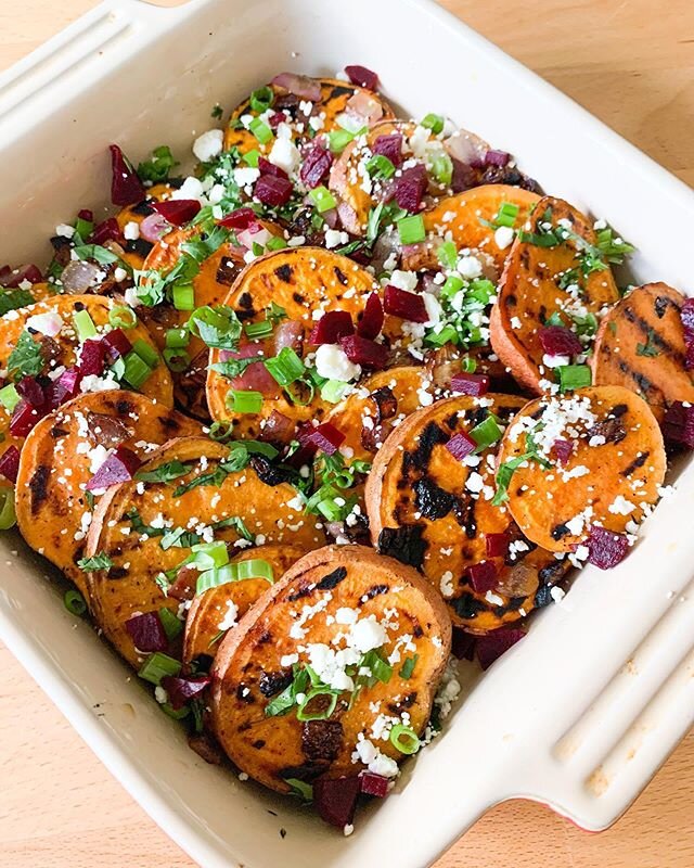 &lt;&lt;&lt; how is it that food with grill marks always seems to magically taste better, just me?? ...especially when it&rsquo;s tossed in a mock @chipotle copycat honey lime vinaigrette!!! 😍👇🏻
.
.
Made this grilled sweet potato beet salad the ot