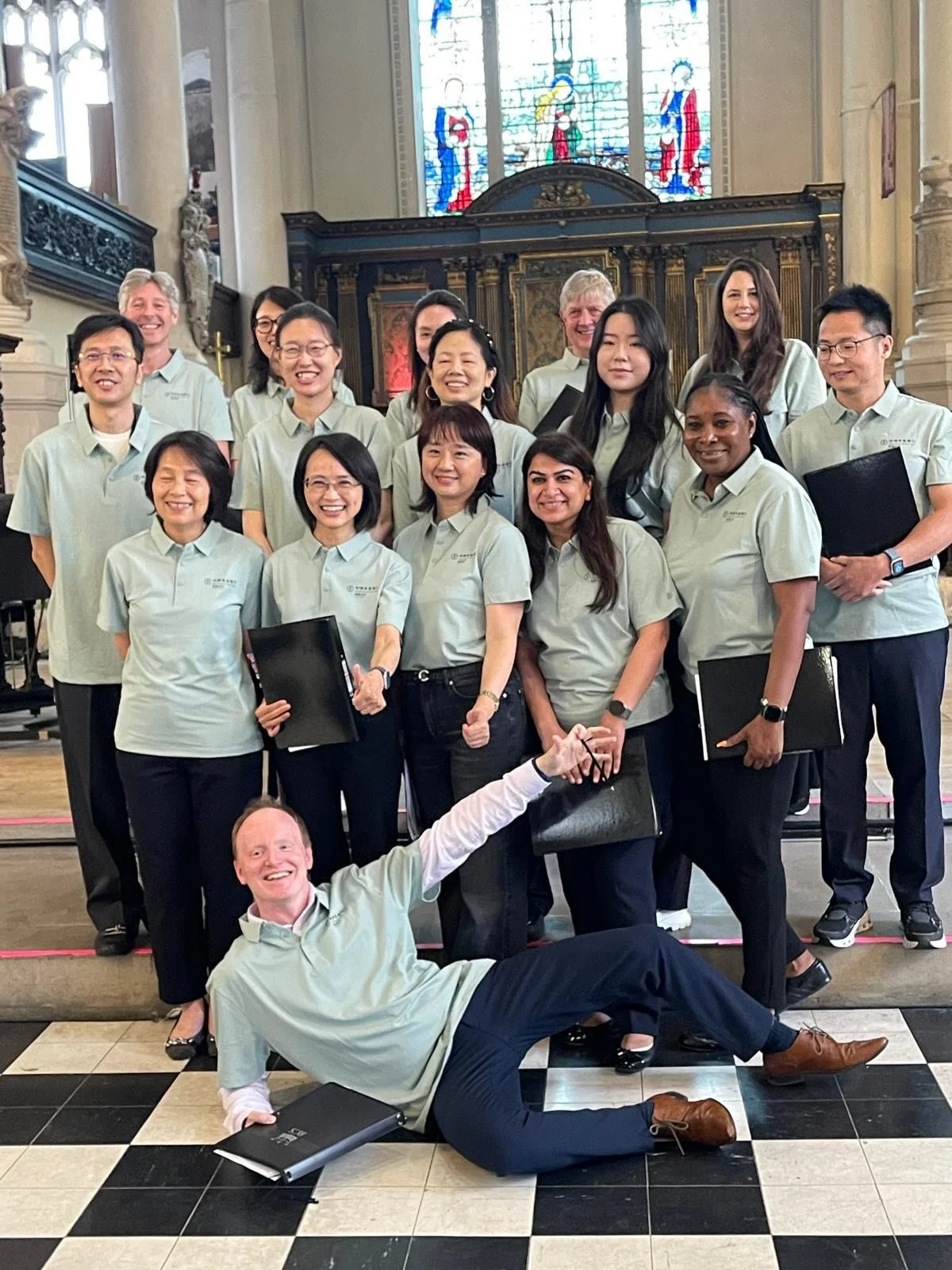 Musicali-Tea we welcomed the fantastic office choir from the @agricultural_bank_of_china London with our Director of Music @aspreypeter 🎹🎶 our wonderful @city_of_london_guides Mario @marioscitystrolls delivered a fantastic talk about our local Smit
