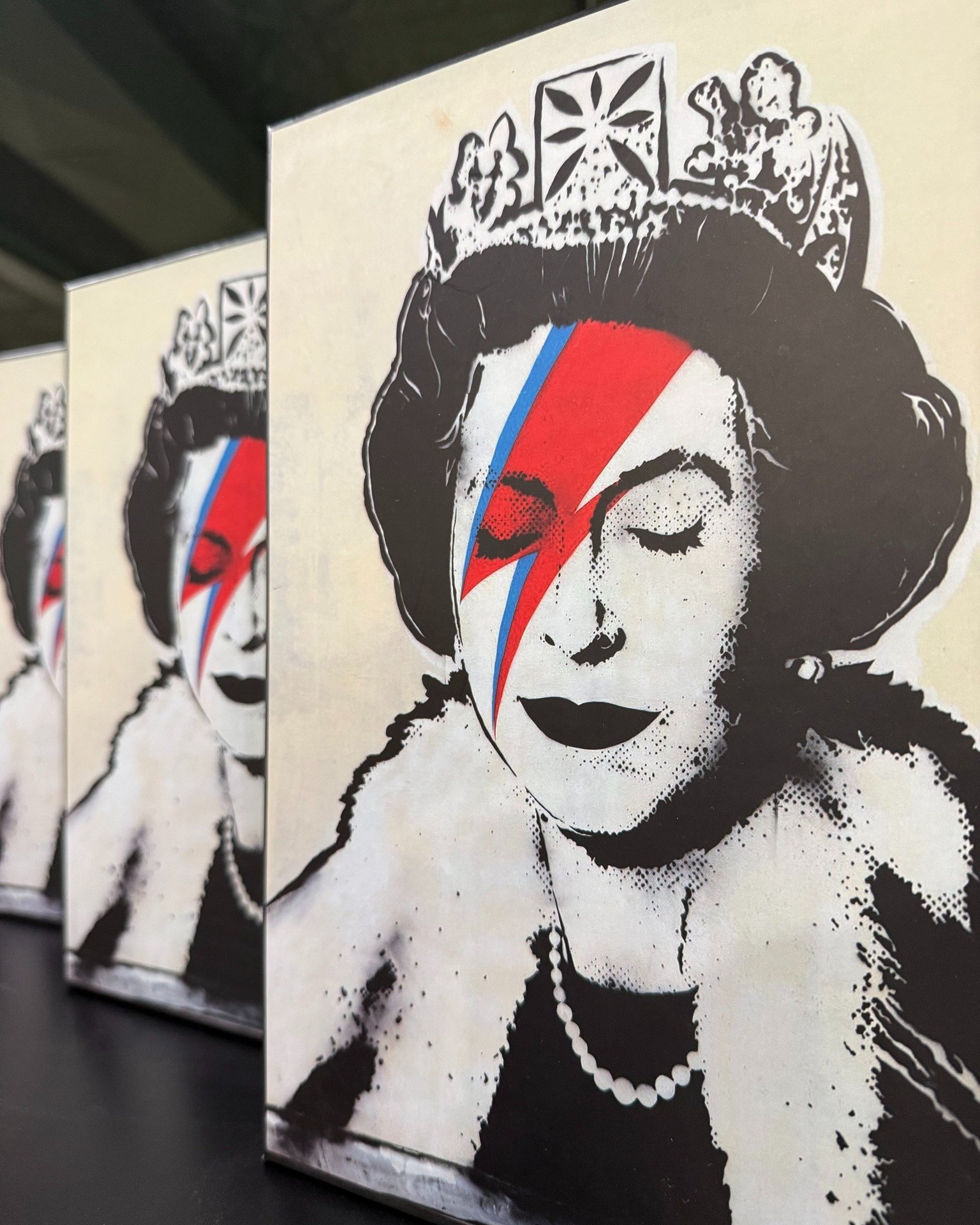 Now selling socks from MuseArta - the company that wants to bring art, color, and history into your closet. This stunning box features four pairs of socks from the world's most famous graffiti - Lizzie Stardust 🧦🎨👑