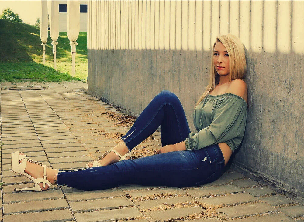 Larauntitled-6-Edit-3-2.jpg
