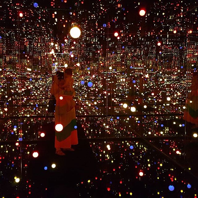 Gelukkig was het in de Infinity Room van Kusama wel lekker koel 😅 en cool. .
.
.
#art #museum #infinityroom #kusama #pumpkin #polkadot #toddler #mom #pregnant #zwanger #kunstfanaatjes #datje30wekenzwangerbentmet35graden #enkels #weg