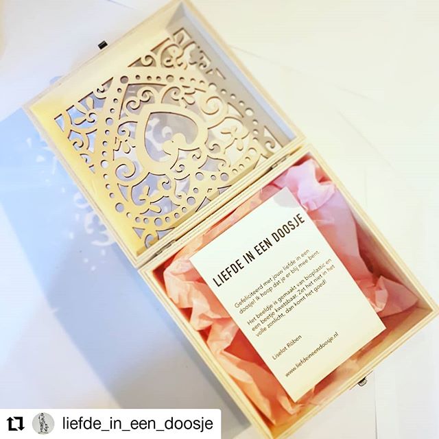 Nog op zoek naar een sinterklaas- of kerstcadeau? Kijk vooral even bij @liefde_in_een_doosje 💕
.
.
.
#Repost @liefde_in_een_doosje
&bull; &bull; &bull; &bull; &bull; &bull;
Lief doosje
.
.
.
#liefde #sculpture #sculptuur #art #commisionedart #kunst 