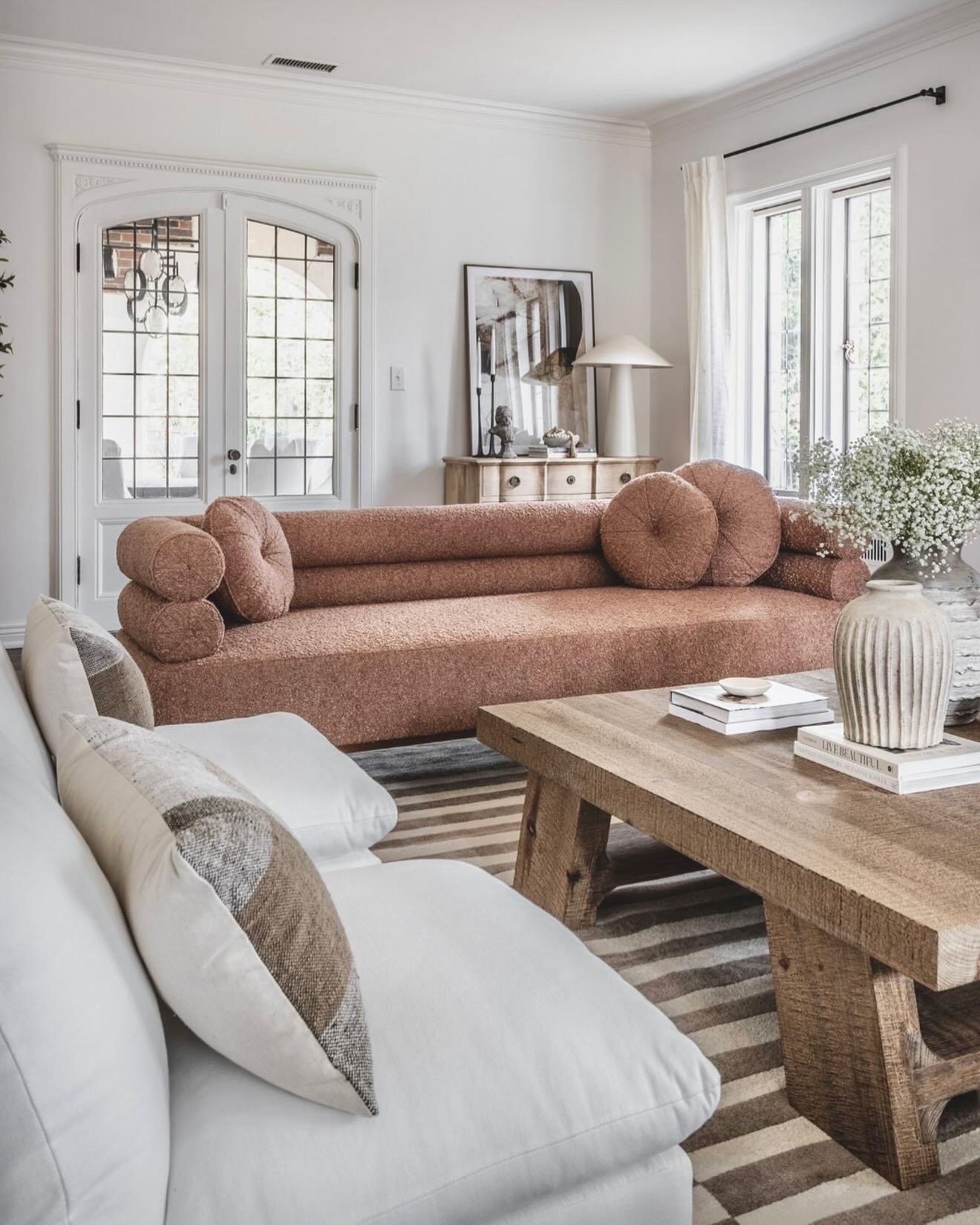 Wishing you a Valentine&rsquo;s Day filled with all the love and rose&hellip;colored sofas, your heart can hold! 🩷

#valentines #livingroom #interiordesign #indydesigner #showhouse #martendesign