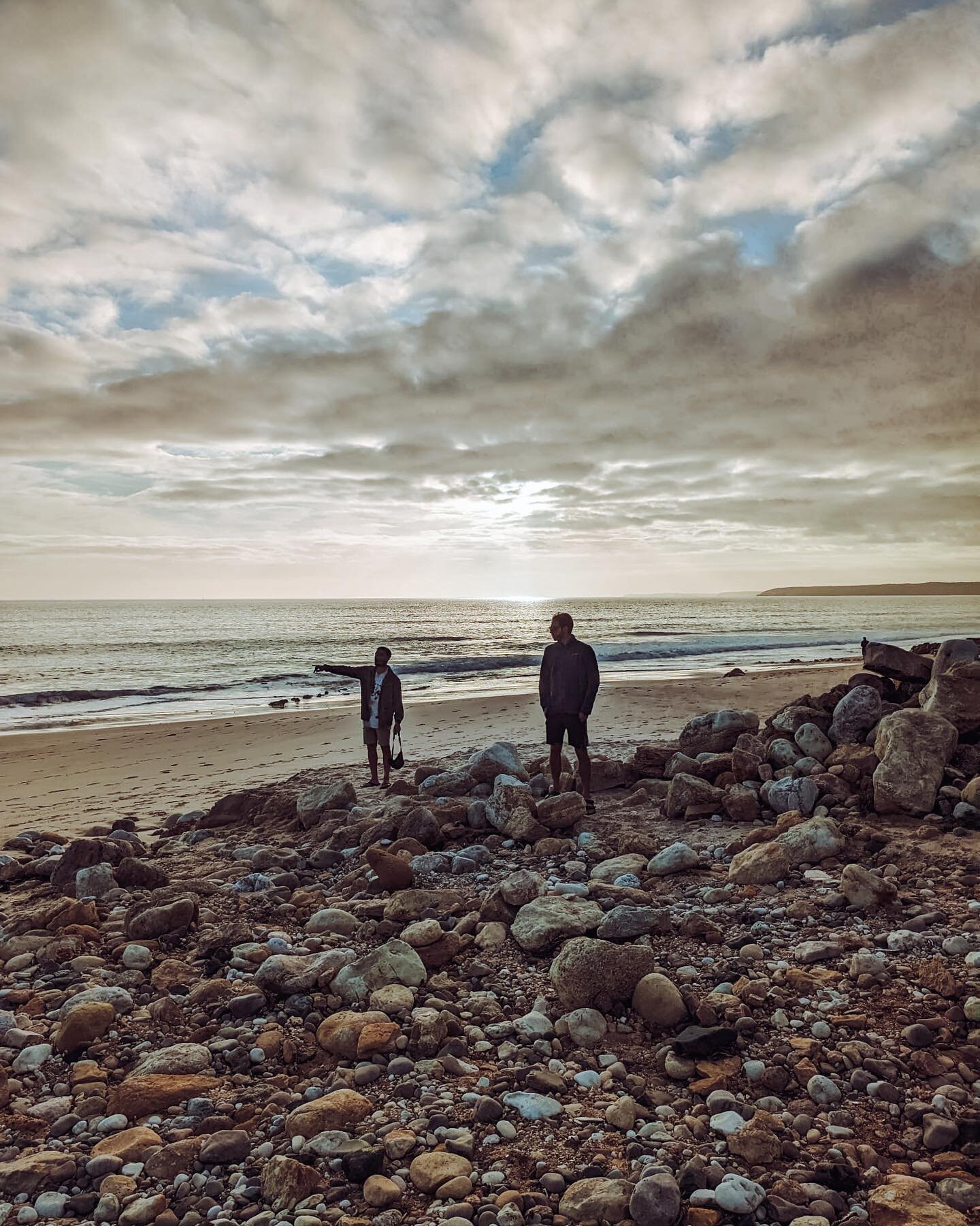 From north to south, we have a very consistent coastline. 
Spuks you like to go on a surf trip with us? 🌊🏄🏽&zwj;♂️ 
#surf #surftrip #surfing #portugal #exploreportugal #algarve #surfboard