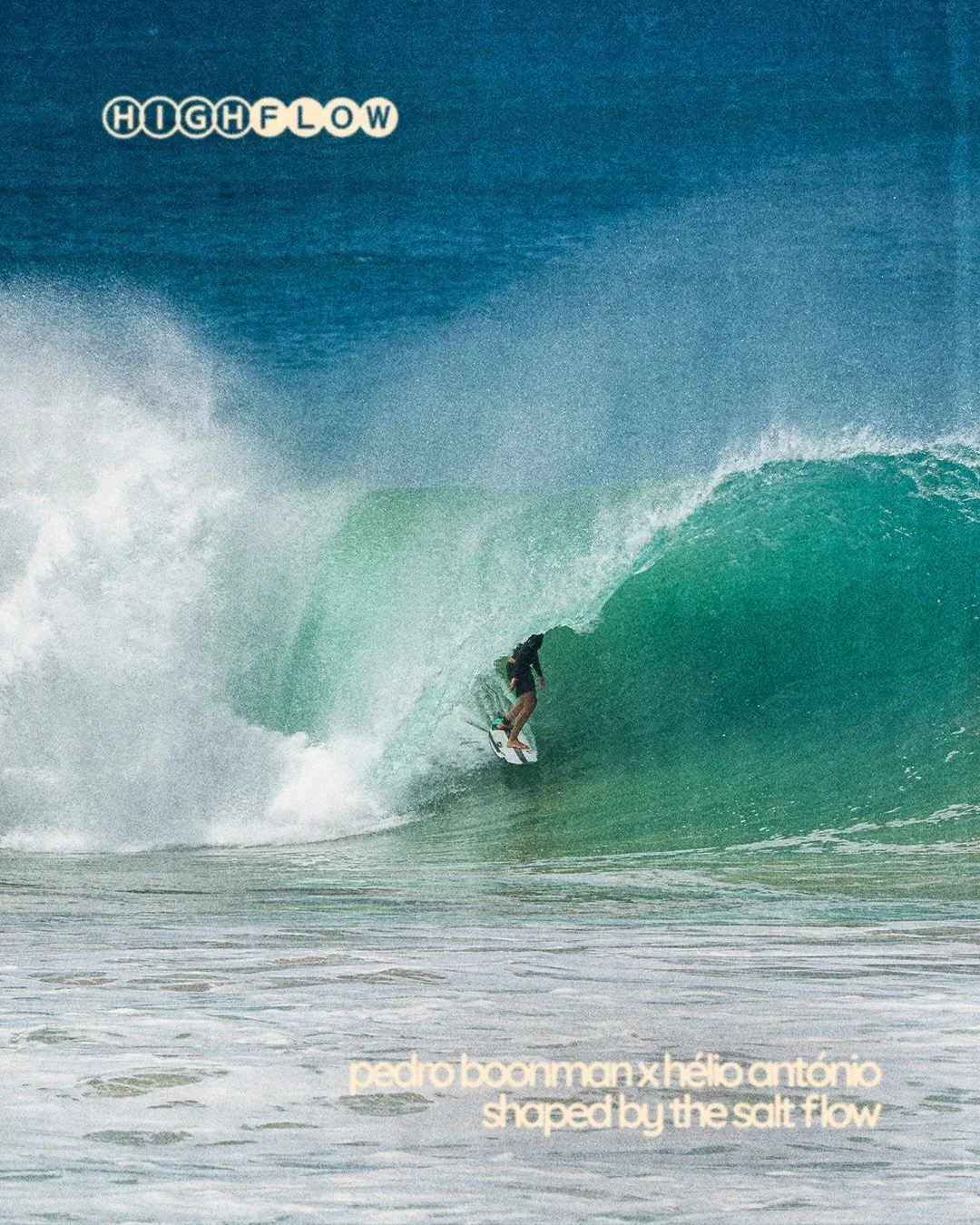 O projeto High Flow junta atletas com fome de evolu&ccedil;&atilde;o no surf dentro e fora de &aacute;gua.

De um lado, a linha de &aacute;gua e a t&eacute;cnica do @pedroboonman a garantir que sais do mar a surfar o triplo. Do outro, a lente do @hel