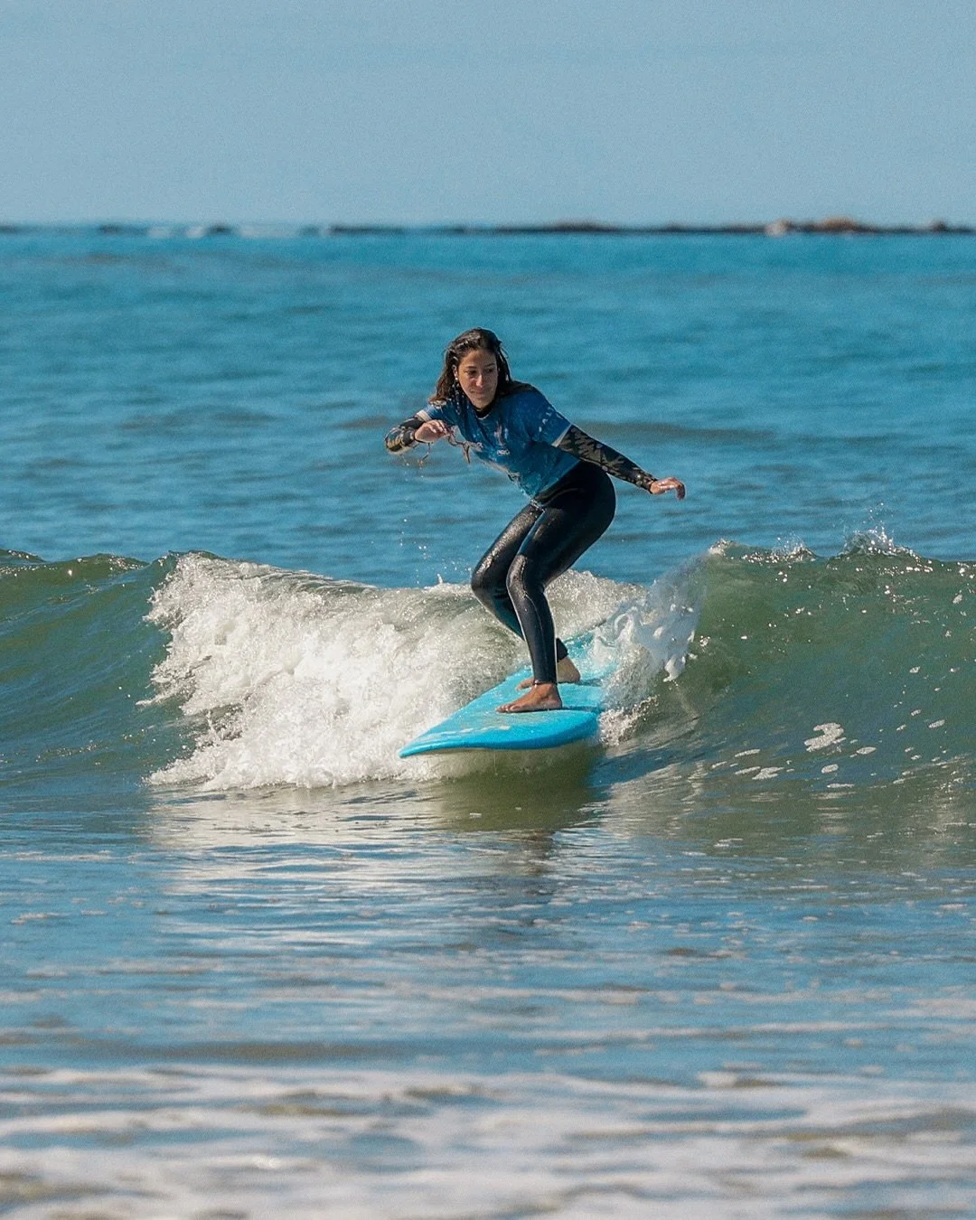O ver&atilde;o &eacute; um estado de esp&iacute;rito que nunca acaba&hellip; Quem &eacute; do mar sabe. 🌞

Marca a tua aula e vem evoluir o teu surf com altas ondas e bom solinho nos pr&oacute;ximos dias!

Entra no grupo das aulas, o link est&aacute