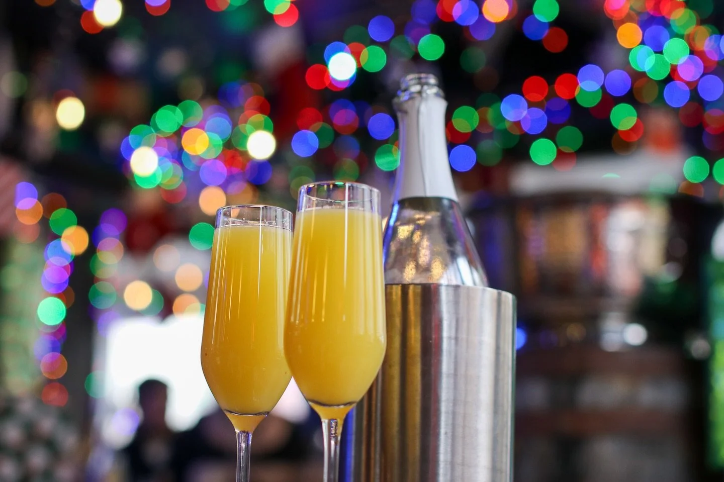 Because holiday cheer doesn&rsquo;t have to wait until next week 🥂🎄 #bottomlessbrunch #chicagobrunch #mistletoeandmischief #holidaypopup