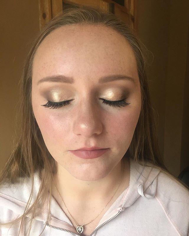 ✨Smokey golden goddess prom makeup✨
.
.
.
#maccosmetics #makeupforever #anastasiabeverlyhills #katvond #smashbox #mua #prom #makeup #gold