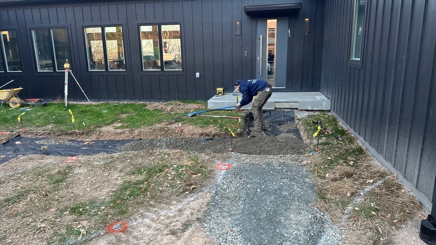 Patios-Walkways-NEW-NATURAL STONE-Front Yard-Bracket 3-1-7NPWNSFYB3.jpg