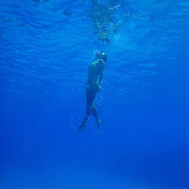 Freediving in some of the bluest water I have ever seen in Bora Bora. 💙💙⁠⠀
.⁠⠀
Do you sometimes try to take on too much and then feel very overwhelmed? I know I do, and then I feel like Dory from Finding Nemo. Combining my absent-mindedness with mu