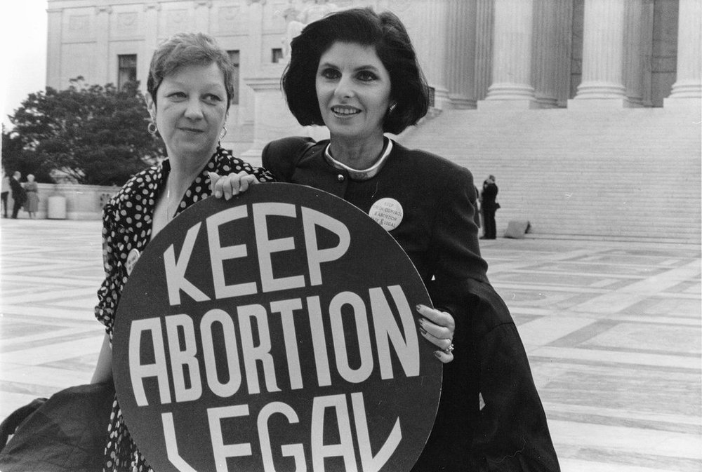1920px-norma_mccorvey_jane_roe_and_her_lawyer_gloria_allred_on_the_steps_of_the_supreme_court_1989_32936173946.jpeg
