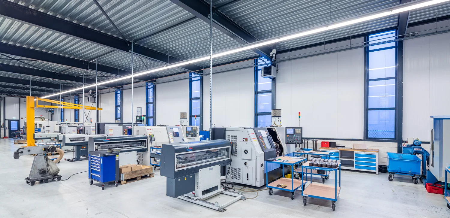 9 meter wide image of production hall.jpg