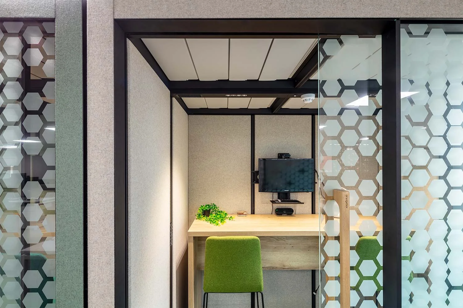 Orangebox Air acoustic pod roof closed