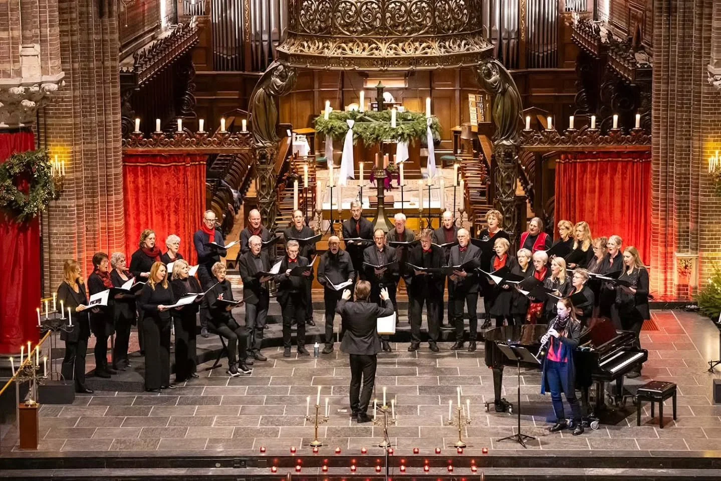 🎄✨️Merry Christmas! ✨️🎄
Last Sunday we covered the Christmas concert of the Aquino Choir at the @dominicanenkloosterzwolle in Zwolle. It was one of those moments that you think: 'how on earth can I cover this great atmosphere in images, when the li