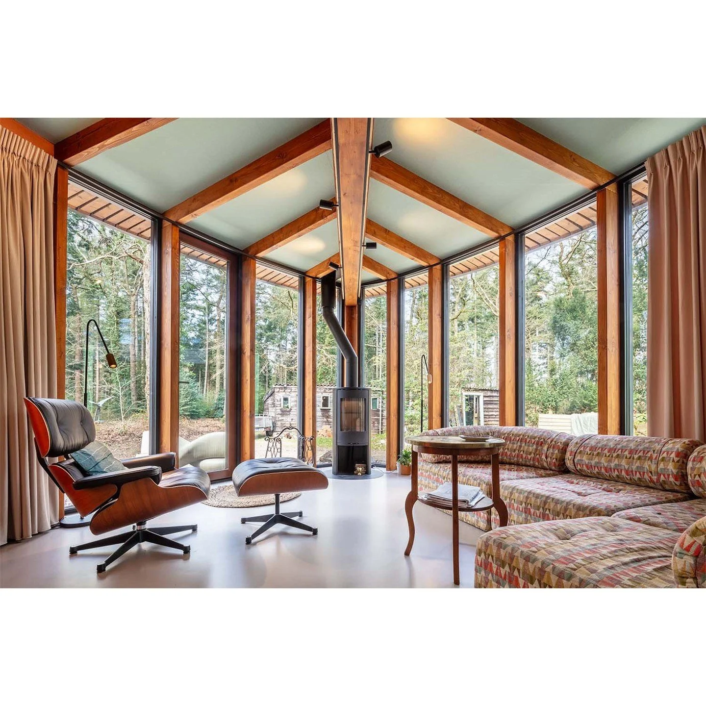 Enige weken nadat we de droneshots hebben gemaakt van deze circulaire woningrenovatie, hebben we ook het interieur gefotografeerd. De natuur is niet alleen buiten aanwezig, maar ook zichtbaar en voelbaar in het huis zelf. SA DESIGN &amp; architectuur