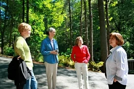 Group begins tour of Dickson Garden