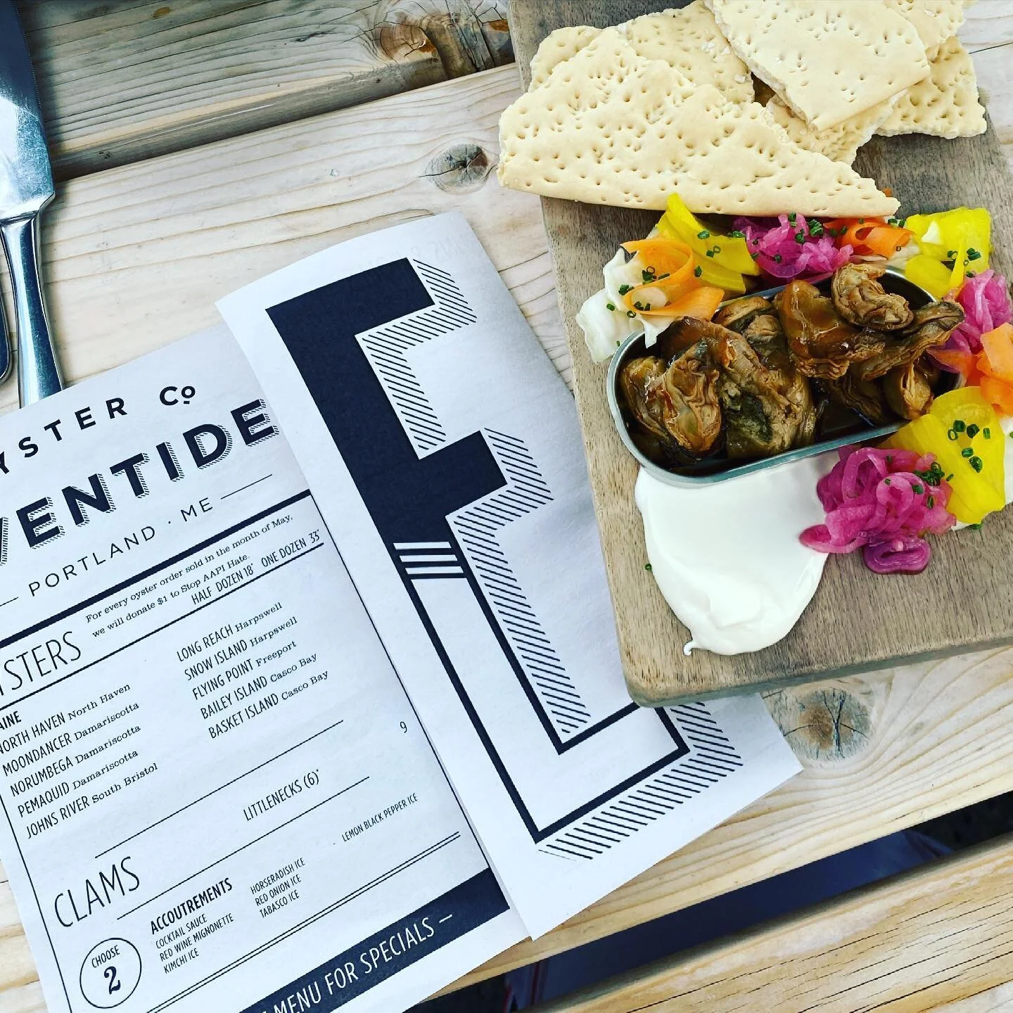 Feast your eyes on this amazing presentation of house smoked oysters, house made saltines, and deliciously vibrant pickles, courtesy of @eventideoysterco &mdash; bonus points for the tin!