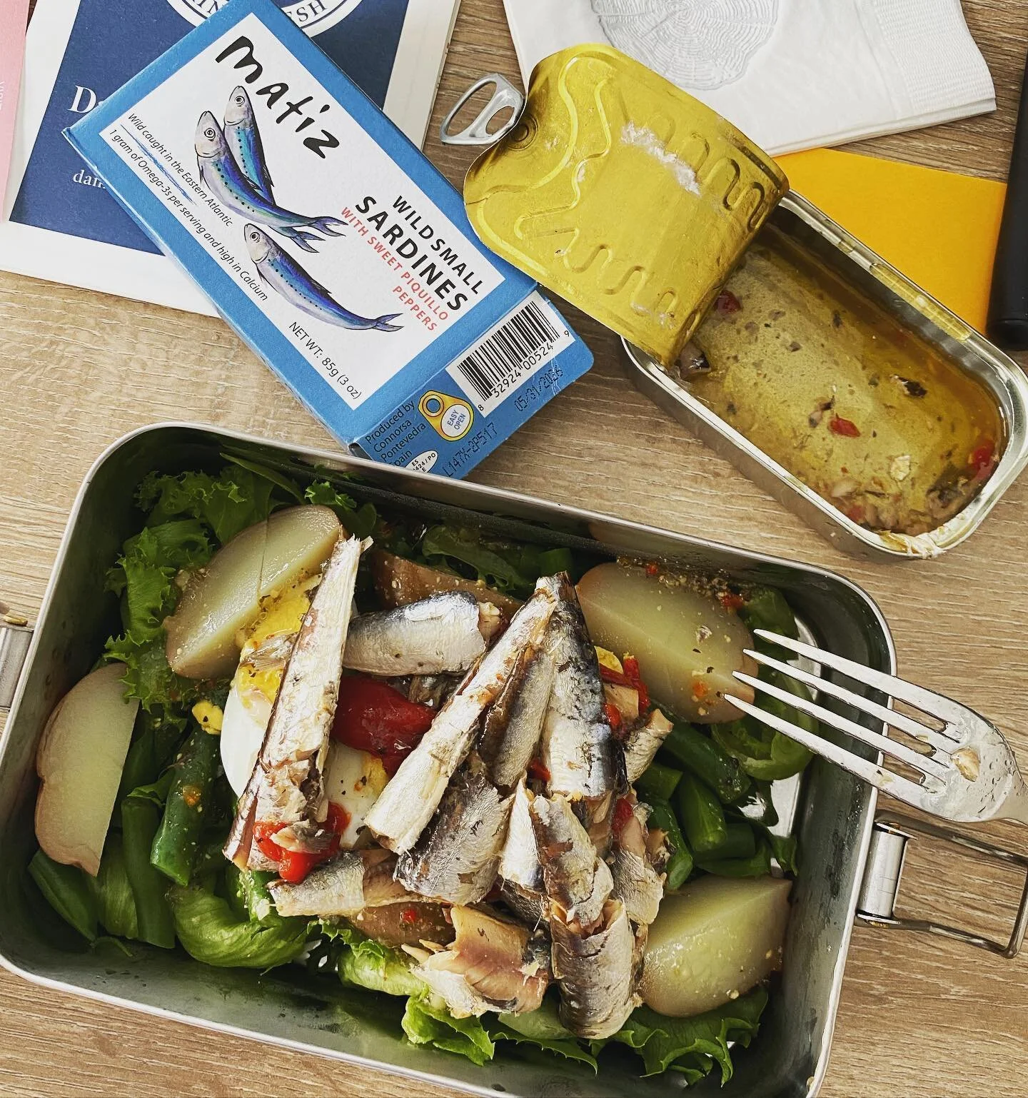 Deja vu, take two&hellip; same salad different tin. @matiz_foods small wild sardines with sweet piqiullo peppers. #tinnedthings #yeswetin