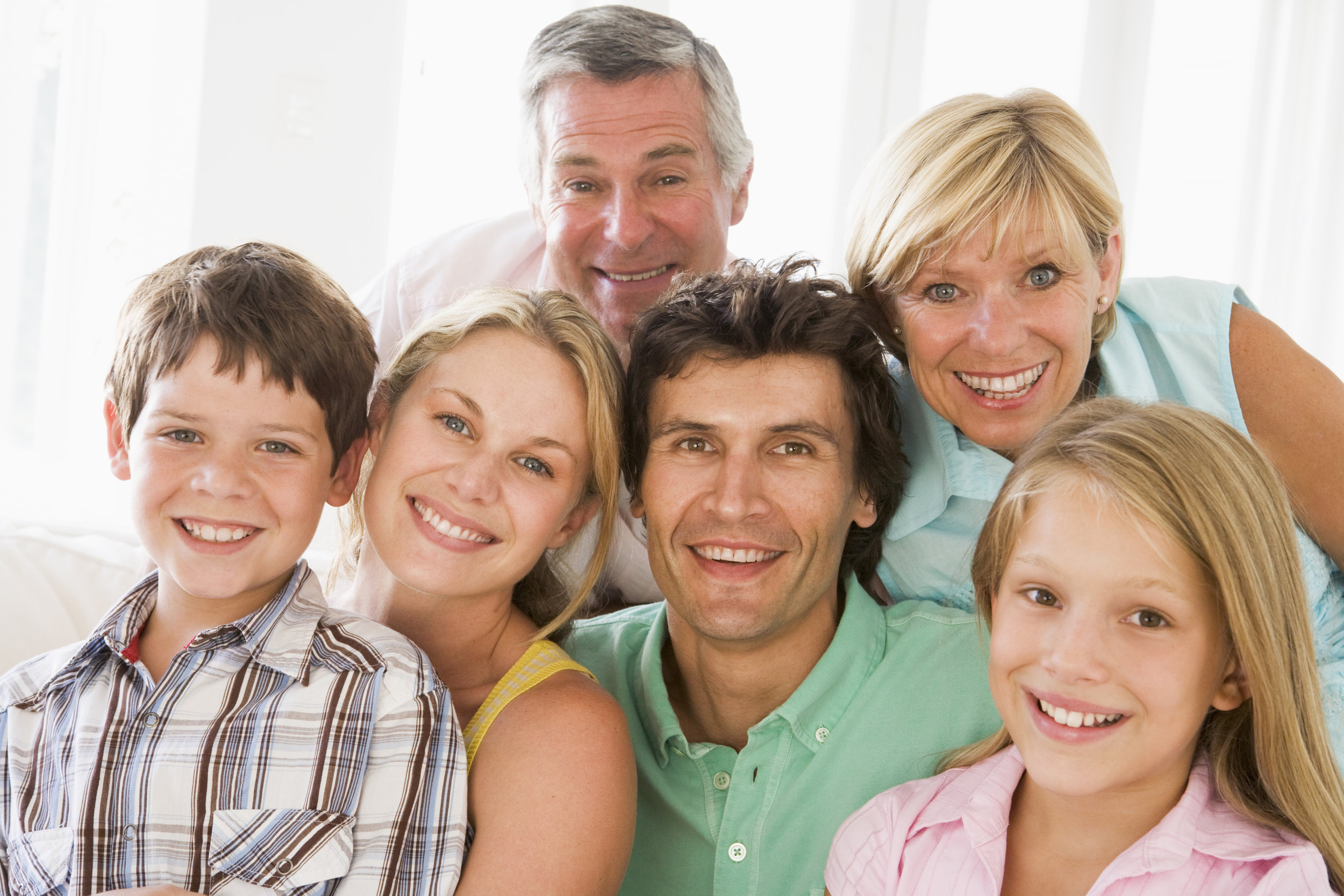 Join family. Портрет счастливой семьи. Семья улыбается. Человек улыбается с семьей. Счастливая семья улыбается.