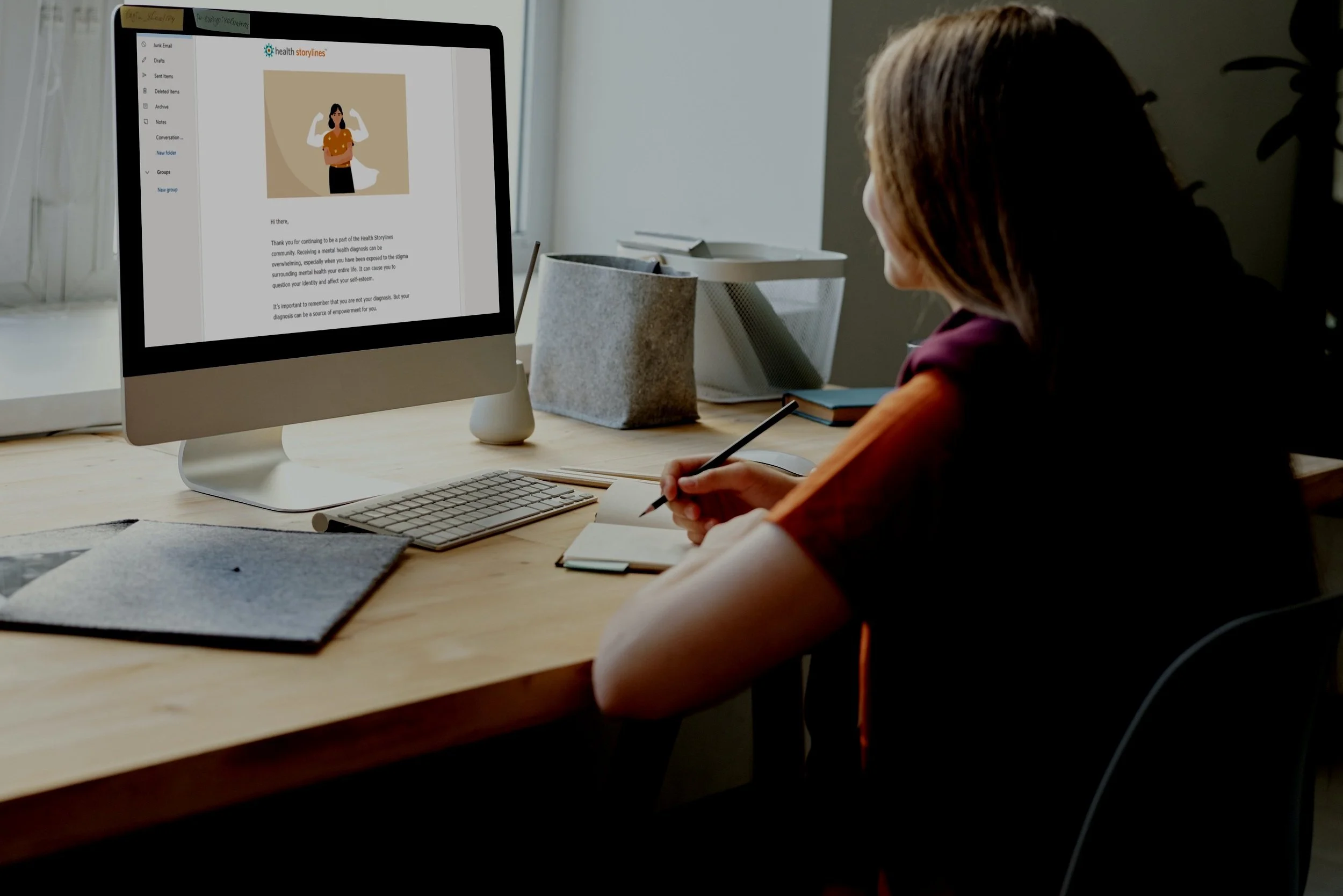 iMac%2Bon%2Bthe%2Bwooden%2Bdesk%2Bwith%2Ba%2Bgirl%2Btaking%2Bnotes_Newsletter_Image.jpg