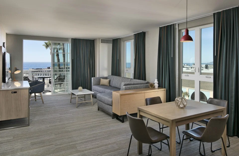 20_Superior Ocean View Corner King Suite.jpg