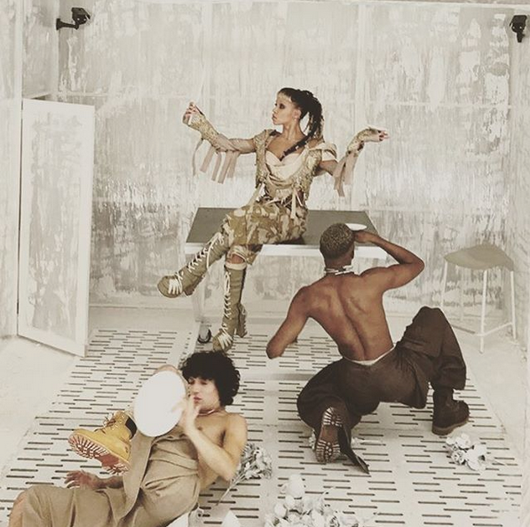 FKA twigs 2.png