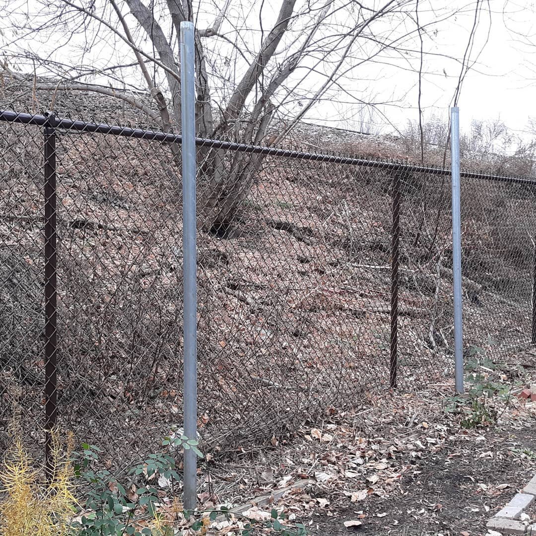Union Pacific is finally installing new fencing and cleaning up along the tracks on Ravenswood. A big improvement behind the West Andersonville Garden. The old poles will soon be gone too.
