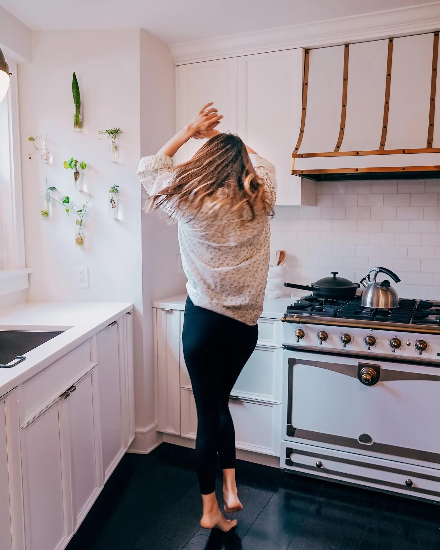 Settling into our new apartment and soaking up every corner of this sparkling white &amp; gold kitchen&hellip; 💭

Just filmed a SNEAK PEEK apartment video sharing the empty walk-through that I captured on moving day + some updates of where we&rsquo;