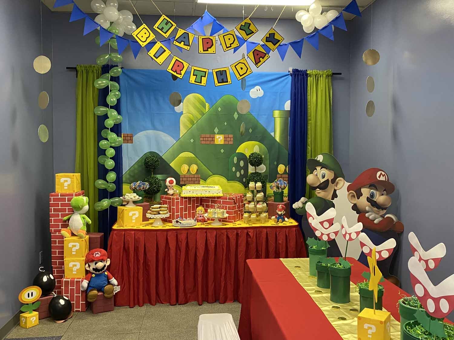 Obligatorio Ejecución muestra Super Mario Brothers Birthday Party Decorations Orlando FL — Princesses &  Princes