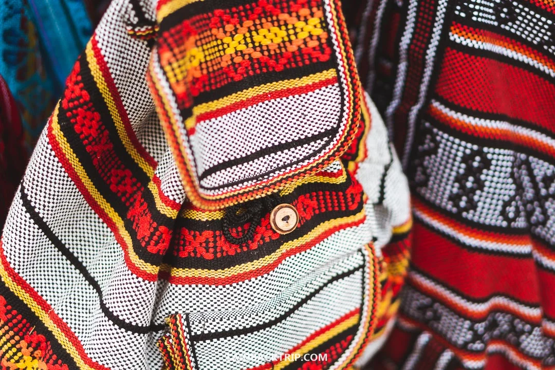 There are many stalls and markets where you can buy traditional handicrafts.