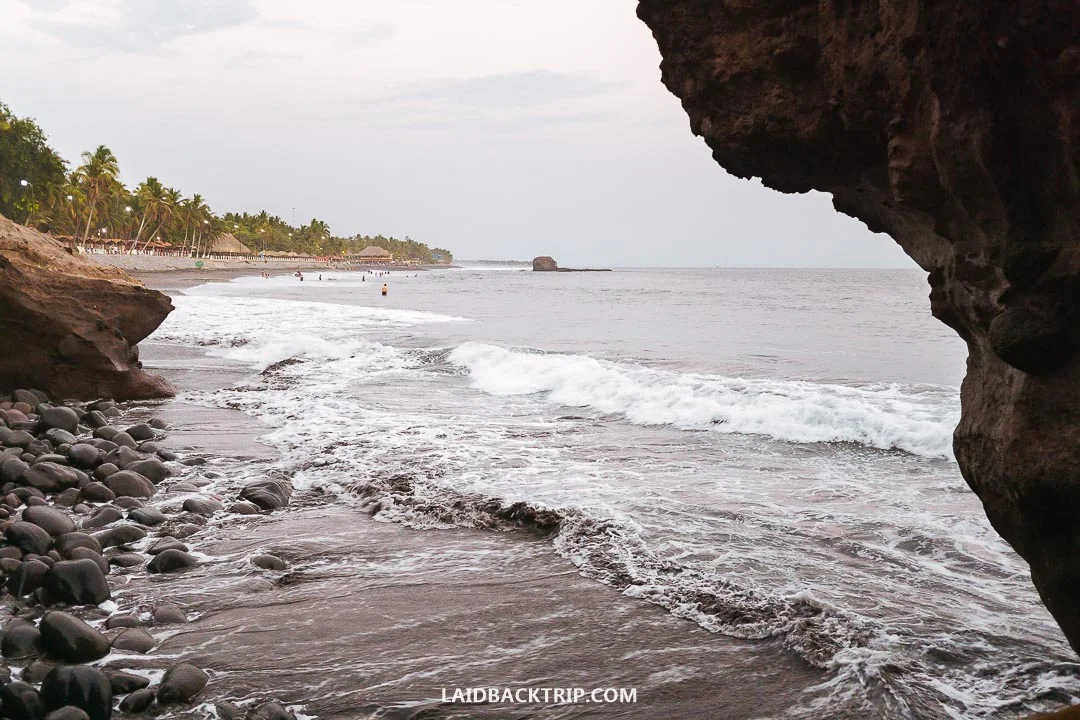 There are more beaches along the Pacific coast of El Salvador.