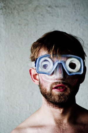 Mikkel Rasmussen Hofplass Mikkel has his education from the Bergen Academy of Art and Design with a bachelor's degree in visual arts, and a bachelor's degree in acting from the Norwegian Theatre Academy in Fredrikstad. He is a visual artist that works at the intersection between performance, installation art, sculpture and performing arts, with focus on the space and installations in the meeting with the performative. Among different projects with an interest to create arenas and meeting places in the public space, he was one of the founders/managers of the open stage project “Kunstresepsjonen” in Fredrikstad. He is part of the theater company Talking Timber, as well as Treskeverket Kulturproduksjoner in collaboration with dance artist Thea Færden Bringsværd, with a base at Skjeggeby gård in Sarpsborg. At Sånafest he is head of the visual art program Drypp, and in charge of the visual identity and decor for the festival. See www.mikkelhofplass.com for more info.