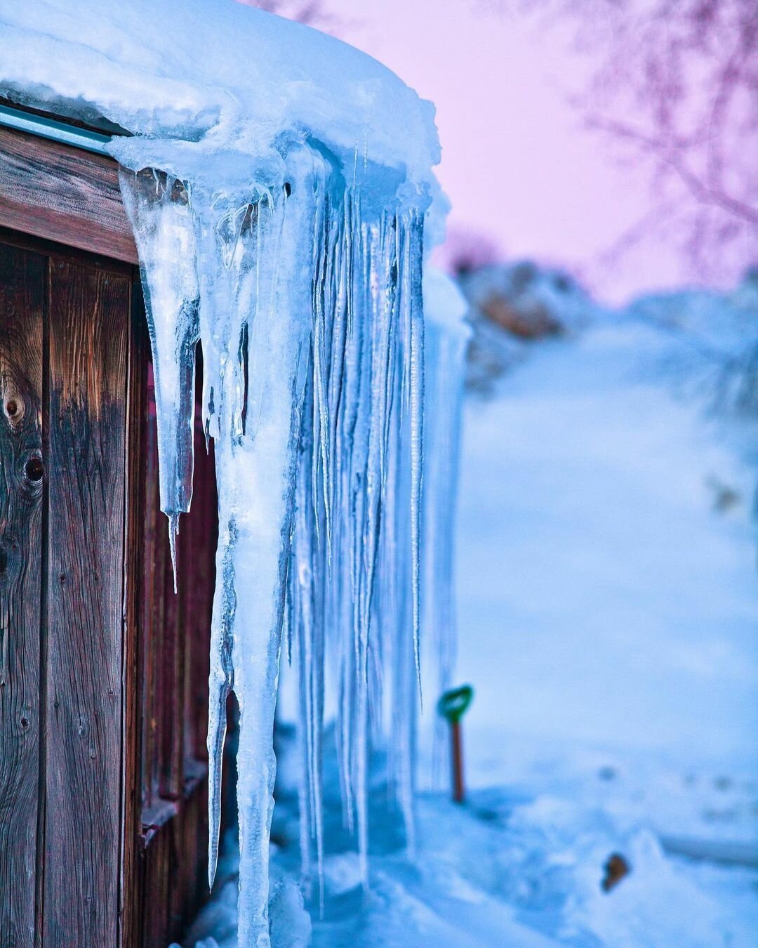 What's your icicle situation like these days? 
⬇️ 
#repost @alexd_vt