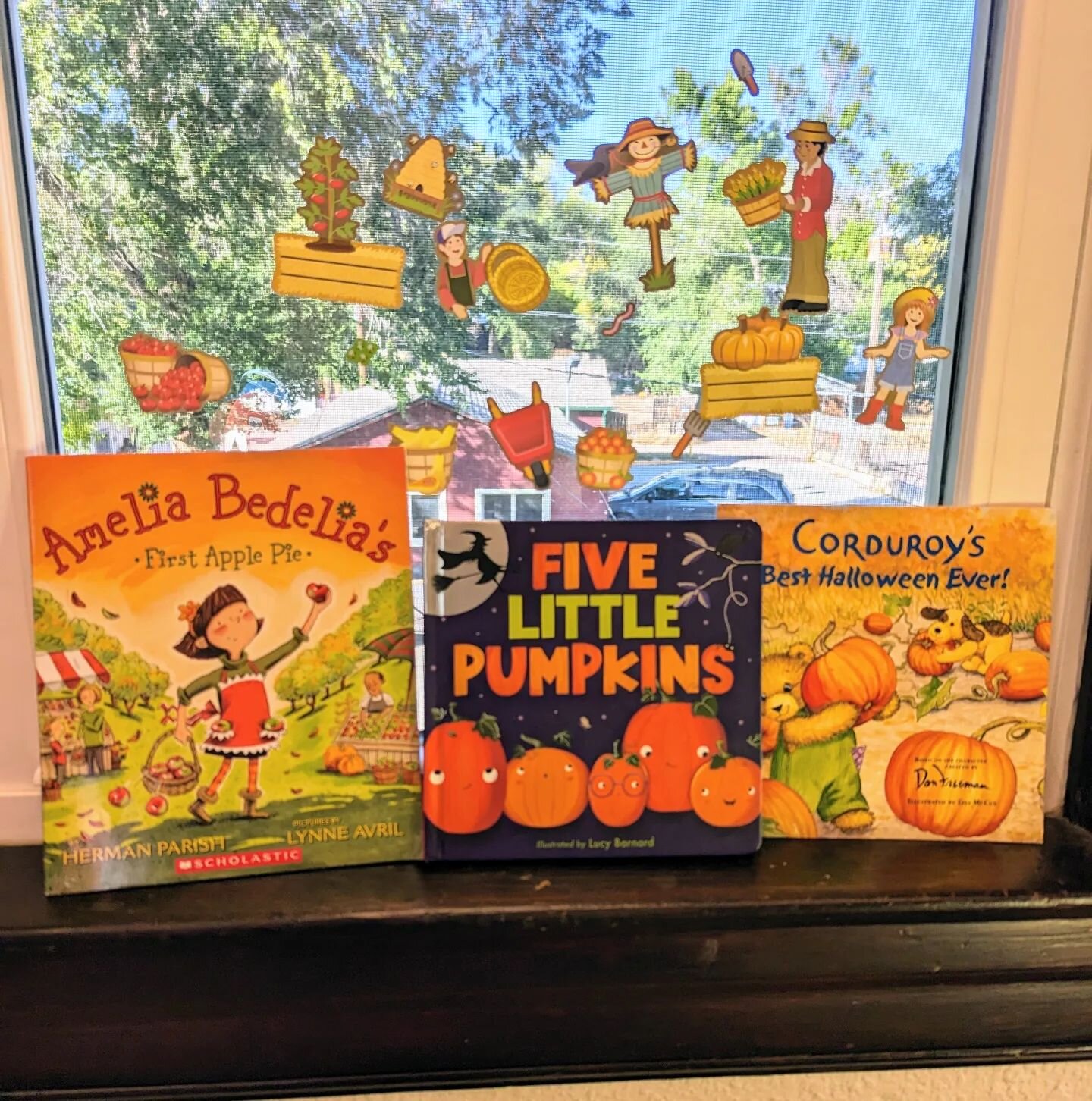 You can target so many skills with book reading. From Wh- questions to identifying/labeling, books make it easy! Here are some Fall favorites.📙🍁🍂

#fallingforfall #fallfavorites #speechlanguagepathology #occupationaltherapy #slp #ot #articulation 