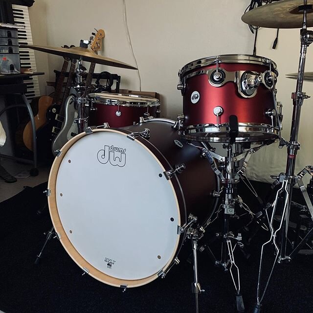 🌹Roses are red, violets are blue, do you love your drum set? I sure as hell do! #dwdesignseries #redsatin .
.
.
Good surprises are the best surprises...
Thx @gatdrum for making me giddy with glee! 😘