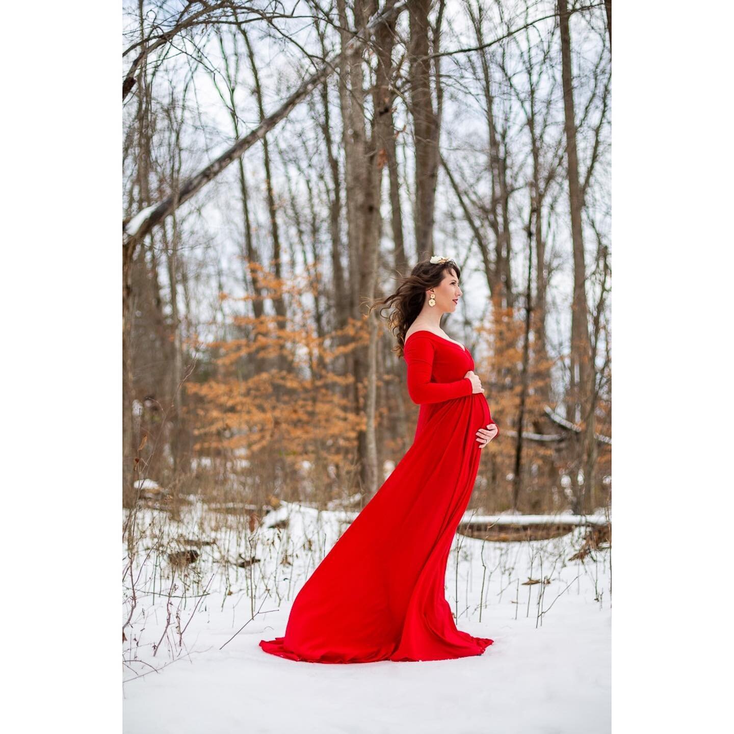 Hi! I&rsquo;m still here! Not shooting much, but this week&rsquo;s bonkers snow days (this time at least with power!) provided a dream of an opportunity for me - a chance to take some maternity portraits in the snow in my very own neighborhood, with 