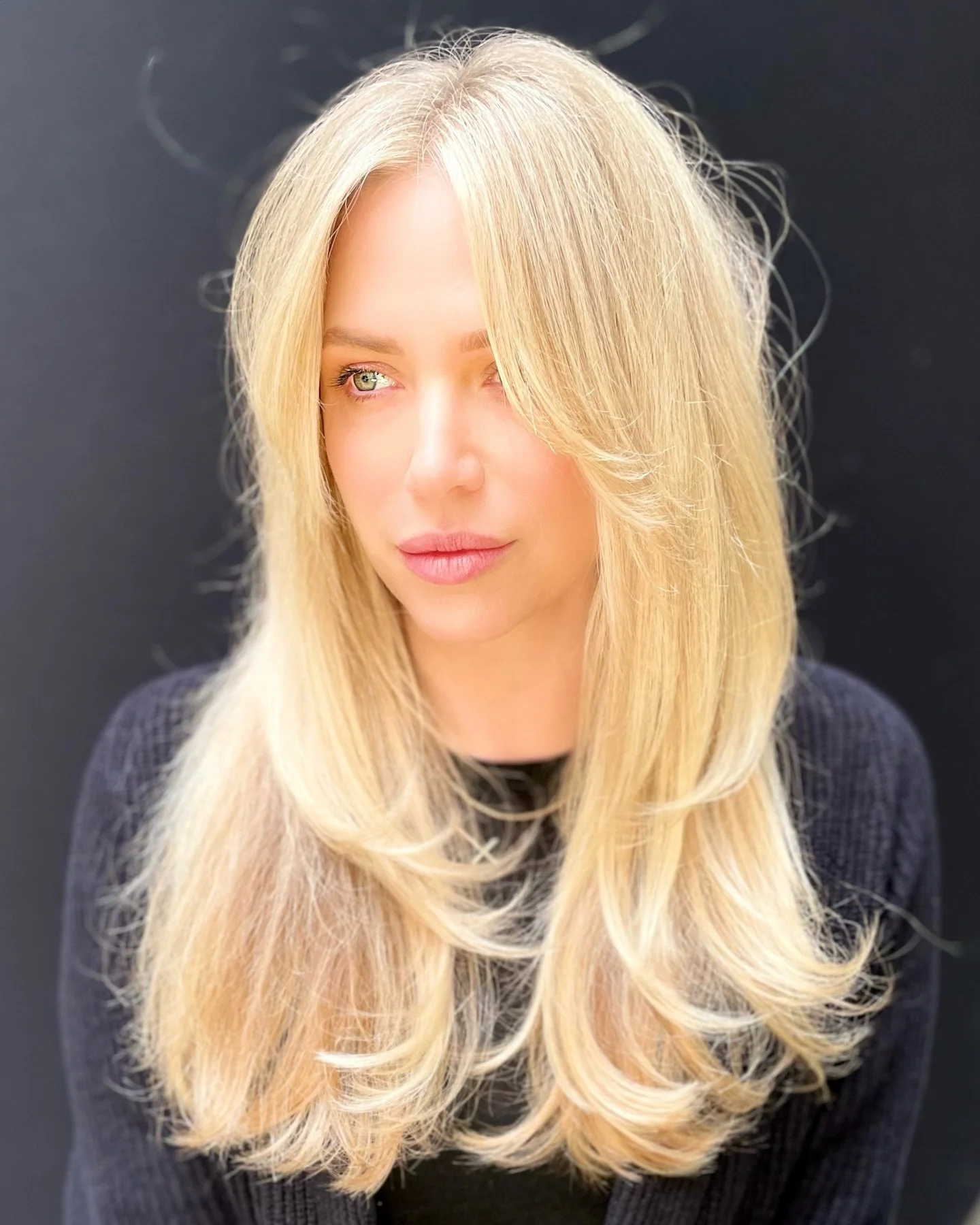 #bessetteblonde 
Did you finish Love Story 😍
The bright creamy blonde is trending hard and it&rsquo;s all about the #90svibe 
.
@alissathesauce 
#igotsauced