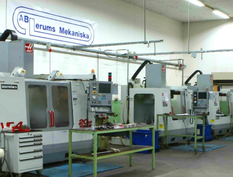 Industriell verkstad med CNC-maskiner och arbetsbänkar