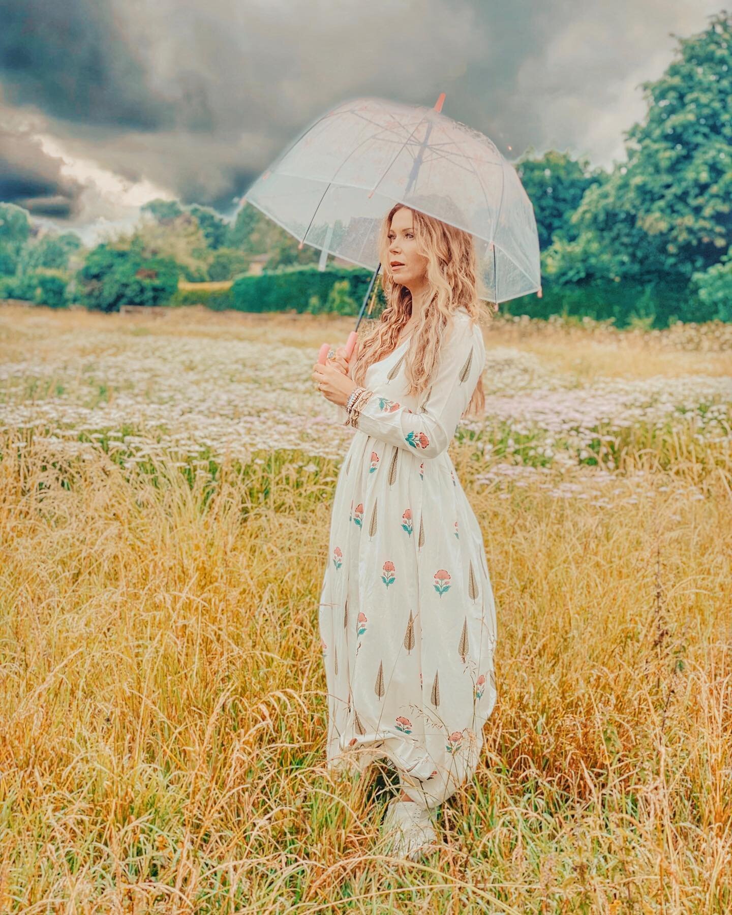 Why do I love fashion?! 

For the utterly transformative, seemingly magical powers of a great outfit that can change the way you feel about the world, and more importantly, the way the you feel about yourself.

Self-esteem can be raised or dashed in 