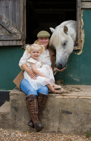 Minna_Annika_and_Pippa_Pippa_close_up_outside_stable4.jpg