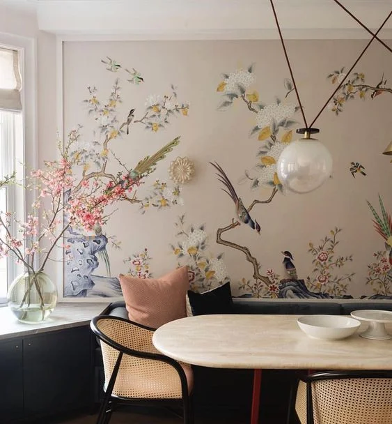 Chinoiserie-style wall paper in modern interior