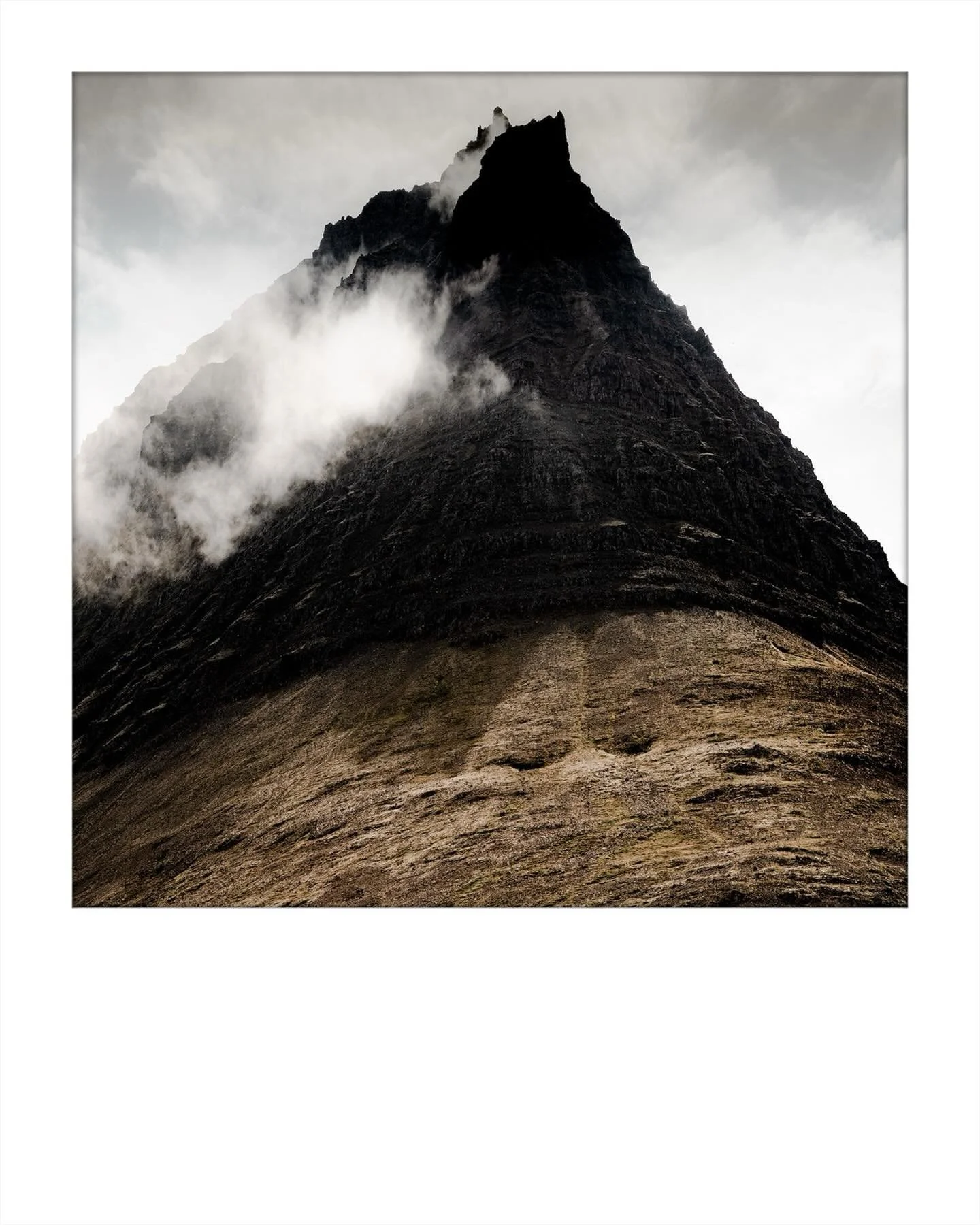 CR497 - Iceland / 40 x 40 cm
La pointe saillante du sommet semble &agrave; port&eacute;e de l&rsquo;effort. Nous y parviendrons gr&acirc;ce aux valeureux sherpas qui nous accompagnent&hellip;