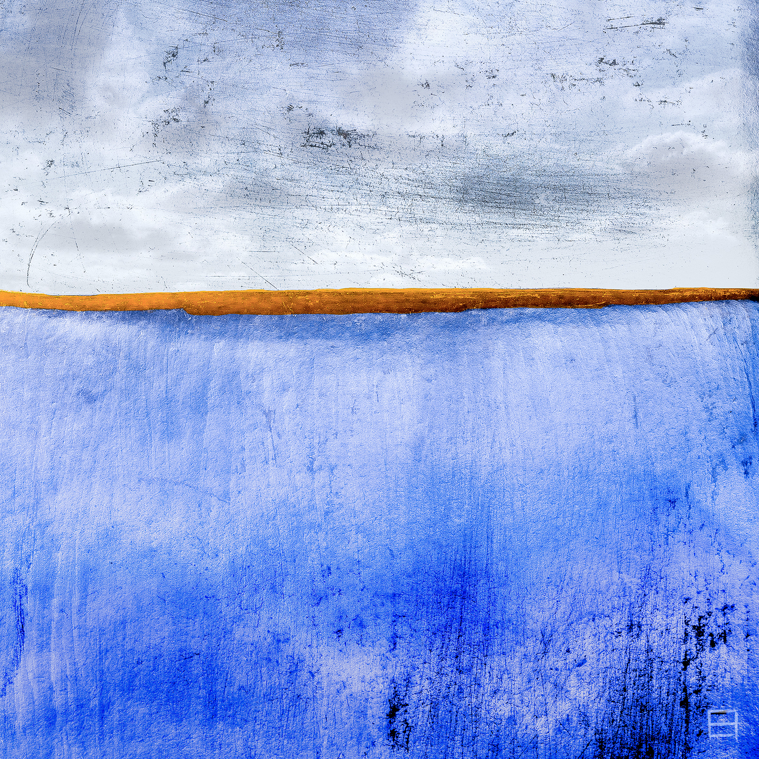 Tirage numéro 509 au catalogue du photographe Fao Wardson. Paysage d'ailleurs avec un ciel griffé, un horizon brun orangé et sur les deux tiers en dessous une grande chute d'eau bleu vif. Copyright Fao Wardson, all Rights reserved for all countries.