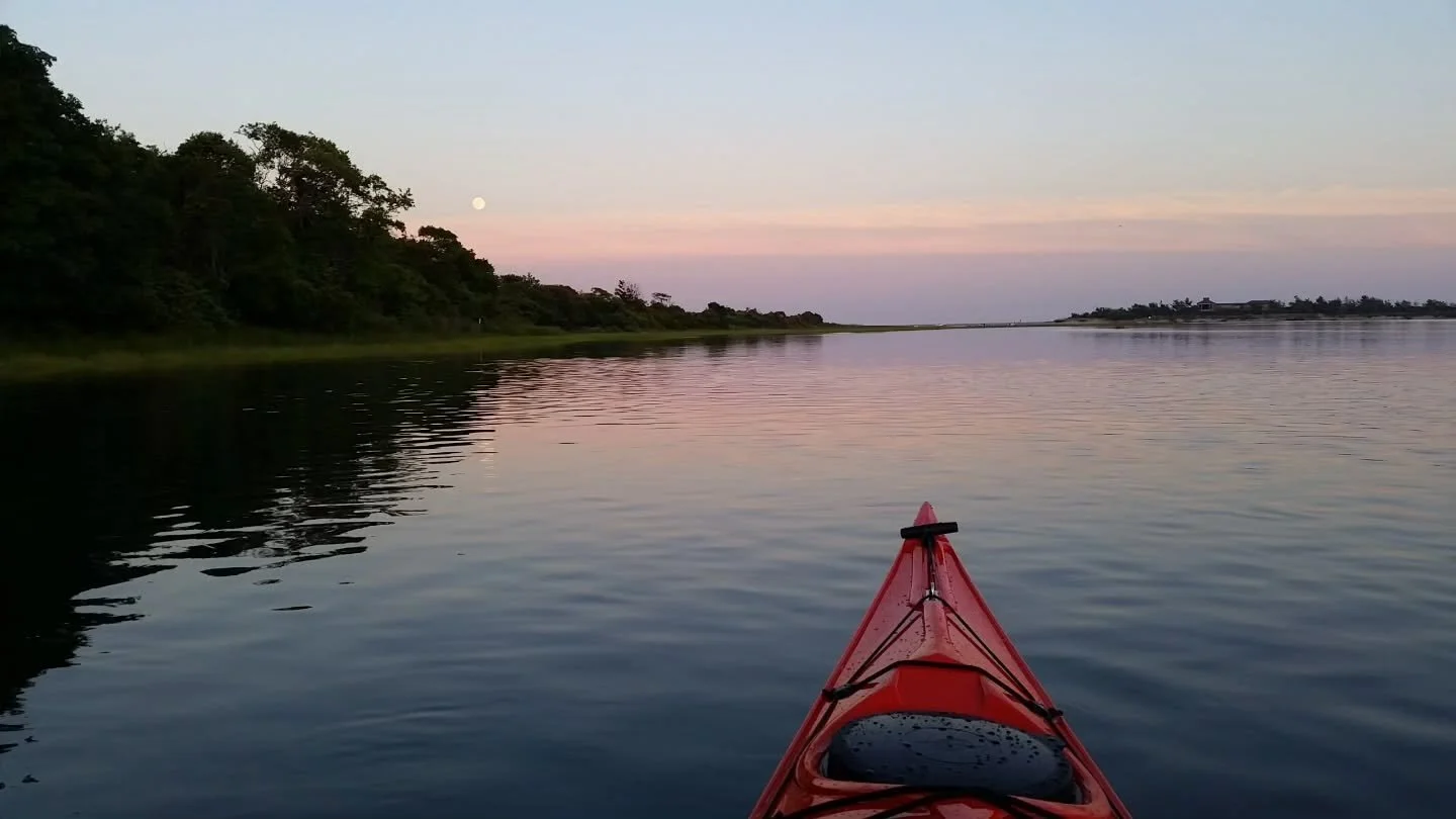 LAST CALL for Twilight Hours tonight and Thursday before we move to a slightly different schedule beginning August 4. We also have Guided Eco Tours and Sunset Paddles available throughout the week! Follow the link in our bio for more info or to reser