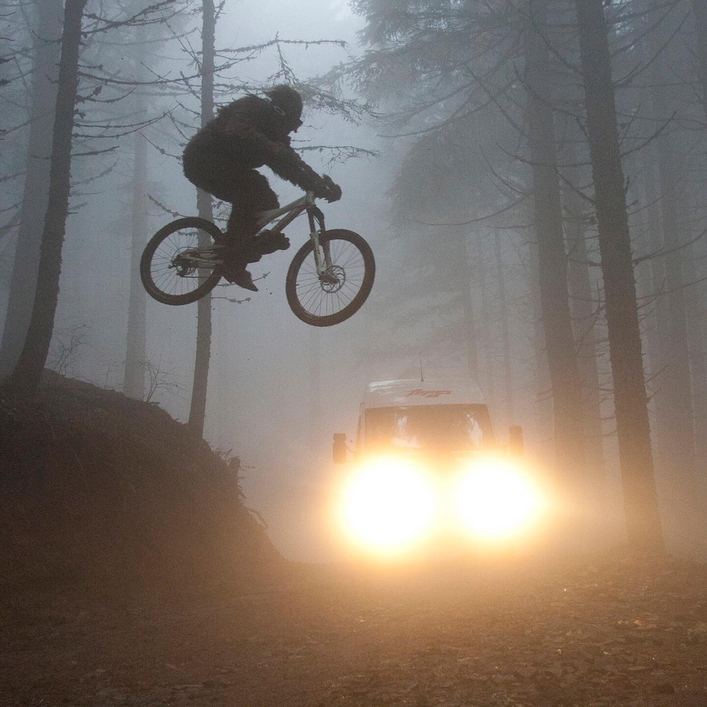 During one week in 2006, there were several confirmed sasquatch-riding-a-mountain-bike sightings in the Pacific Northwest. 🚲 @cedricgracia