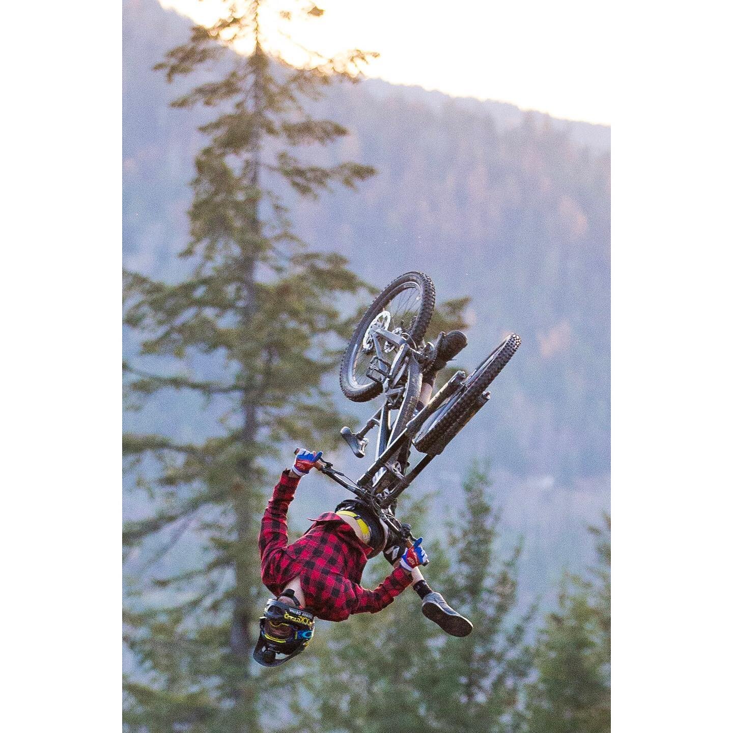 A nac-flip and then a flip no-hander with @kurtsorge from November 2016, shot just a few minutes apart out in the backyard. Fully going for it! #flannel #throwback #mountainbike