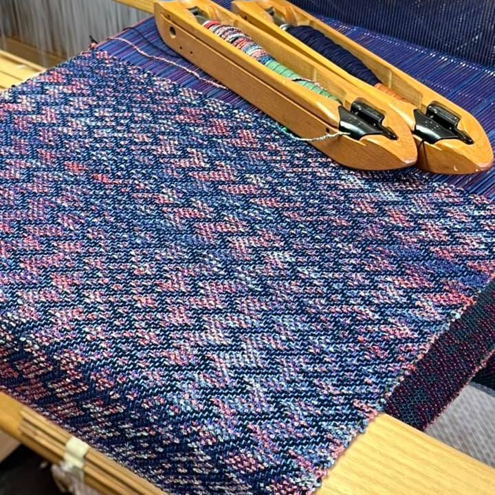 Happy Weaving Wednesday! 

Are we seeing some signs of spring? Daffodils, forsythia and more emerging! 
Guild member Martha Hubbard shares double weave placemats in 5/2 cotton and an advancing design.

Enjoy the beautiful variations on the same warp!