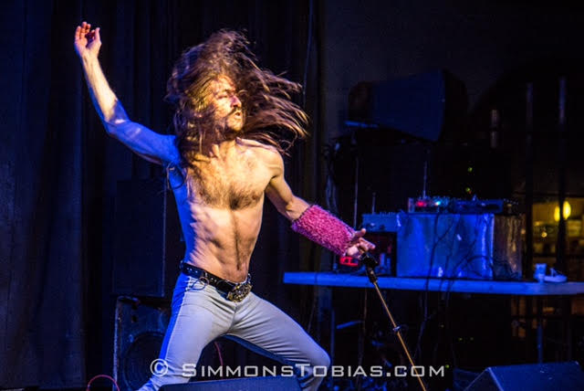 Santa-Cruz-Air-Guitar-4.jpg
