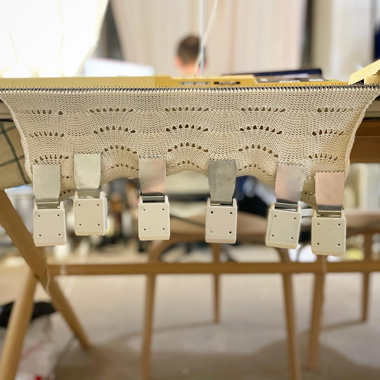 Scalloped knit pattern, I&rsquo;m in love
.
.
.
#scallop #scalloped #scallopedknit #knitting #knit #knittingmachine #wool #creamknit #seashell #pastelaesthetic #lookwhaticando #oysterlingdesigns #oysterling #seashell #fashion #fashiondesign #knitwear
